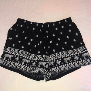 Old Navy women patterned black and white shorts